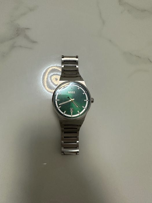 Часовник BOSS със зелен цифербла