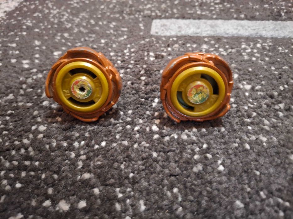 Lot 2 figurine beyblade