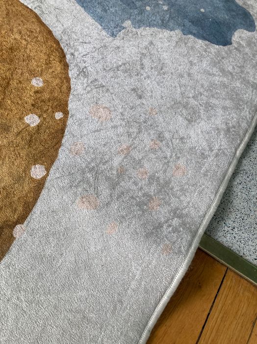 Модерен килим в много добро състаяние ,многа лек