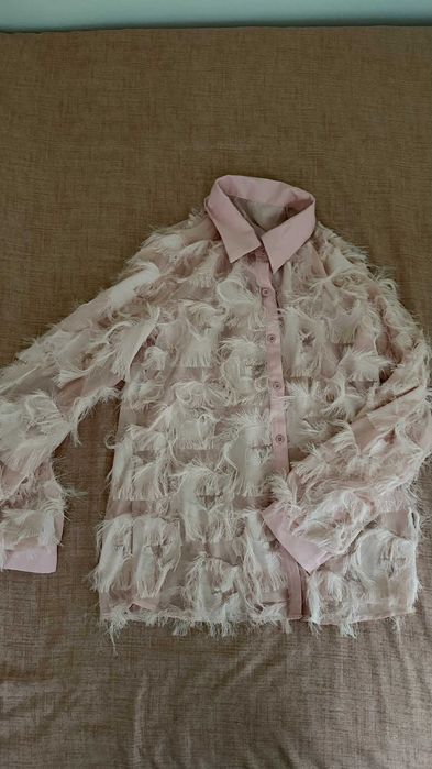 Розова риза с пера, дънки Calvin Klein