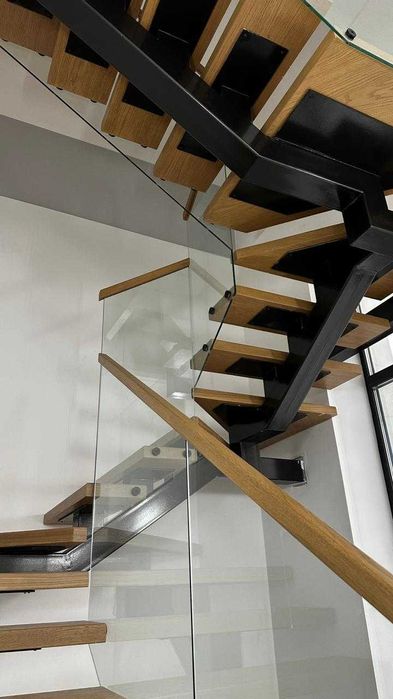 Мебельный дом продаёт диваны и лестницы.