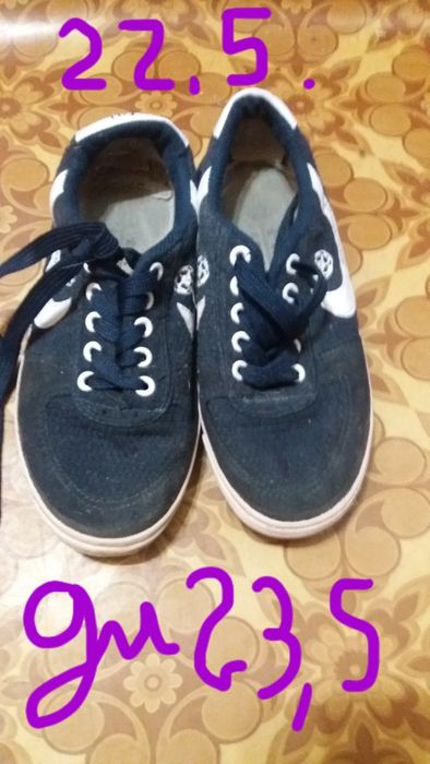 продаются кеды для физры