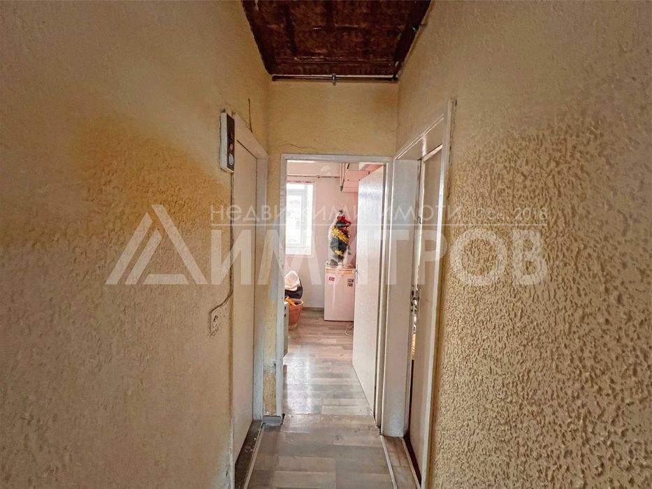 Продава тристаен апартамент 77 кв.м. в саниран блок в гр. Нови пазар.