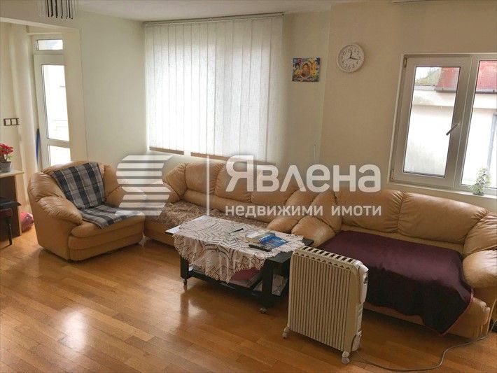 Двустаен апартамент с потенциал за преустройство в тристаен