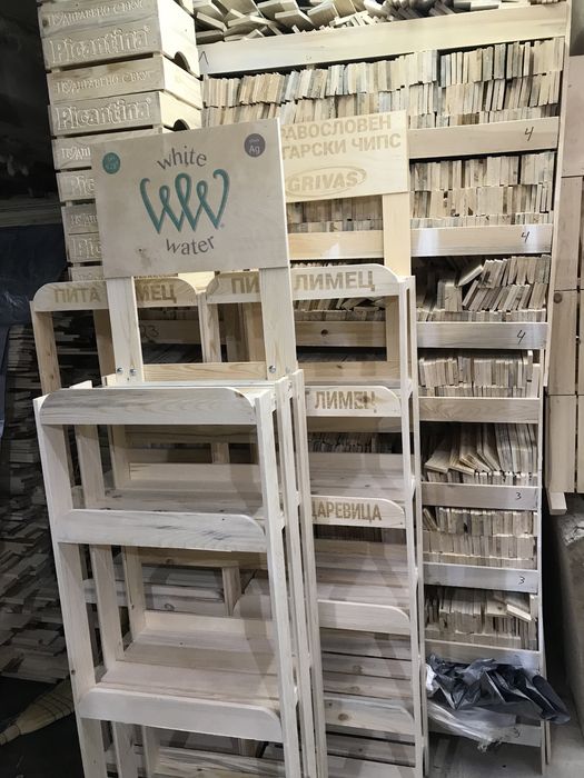 Дървени стелажи за заведения и магазини