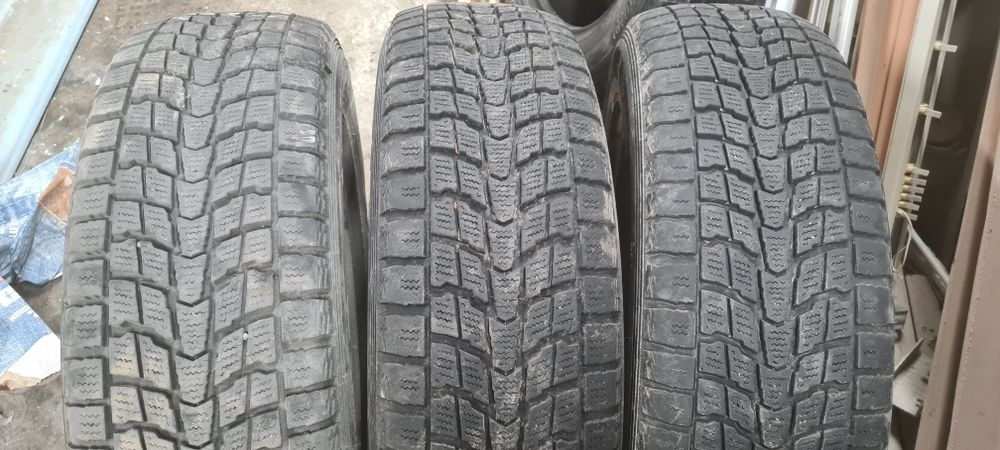 Продам шины зимние  .