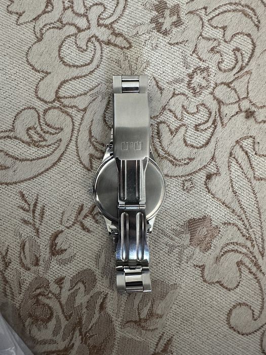 Часы наручные кварцовые