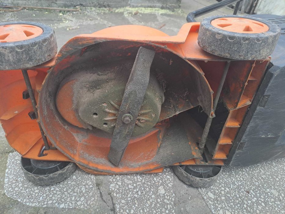 Електрическа косачка за трева TOP GARDEN 1000W с проблем в ел. мотора