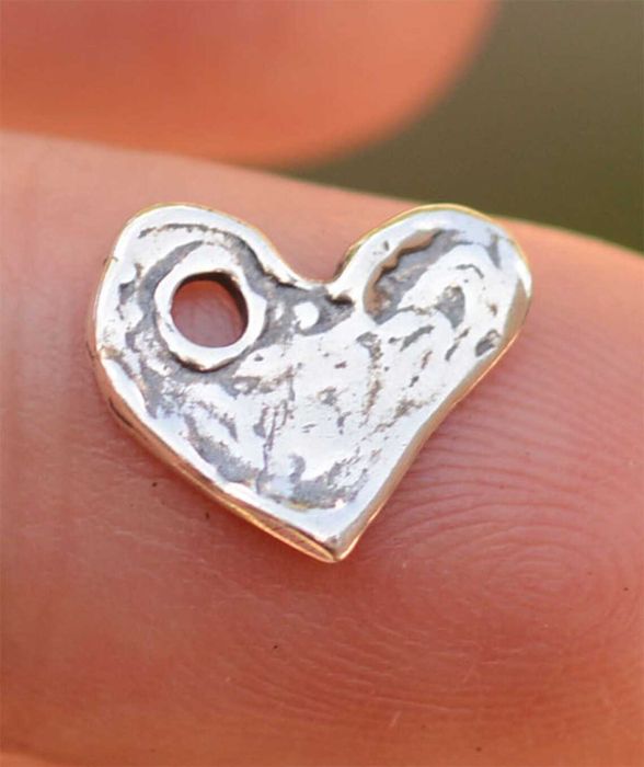 Сребърен медальон 925 сърце – талисман за любов, скулптурно бижу.