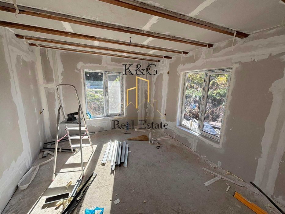 Двуетажна тухлена на гредоред къща в с. Топчии