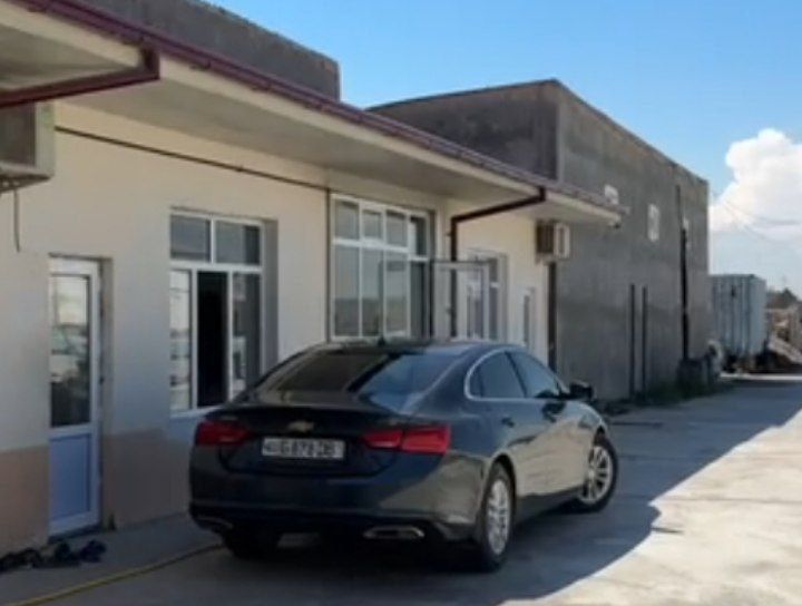 Продаётся 1 га производственная база.