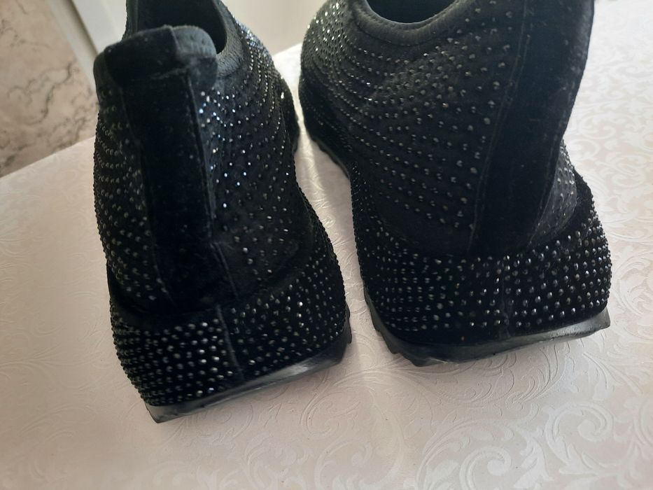 Продажа женскии весеннии кроссовкасс