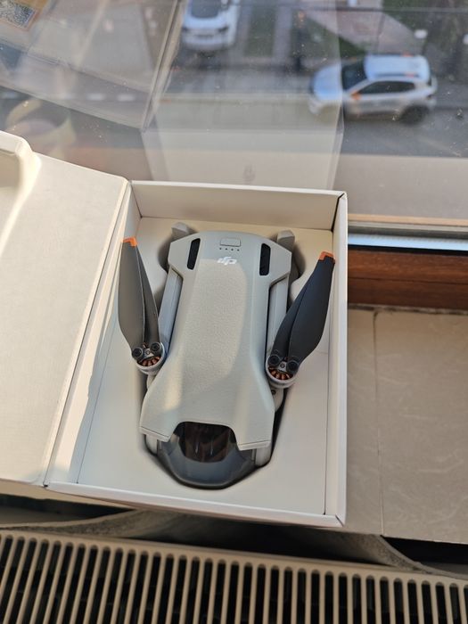 Drona DJI Mini 3 ca noua, cutie + controller