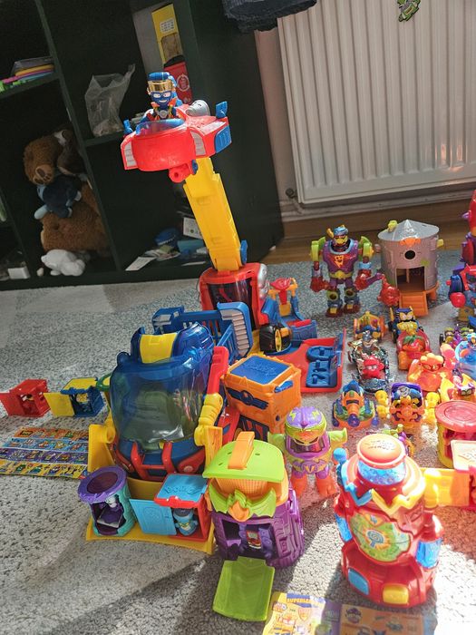 Colecție SuperThings XXL – peste 80 de figurine + seturi mari + vehicule
