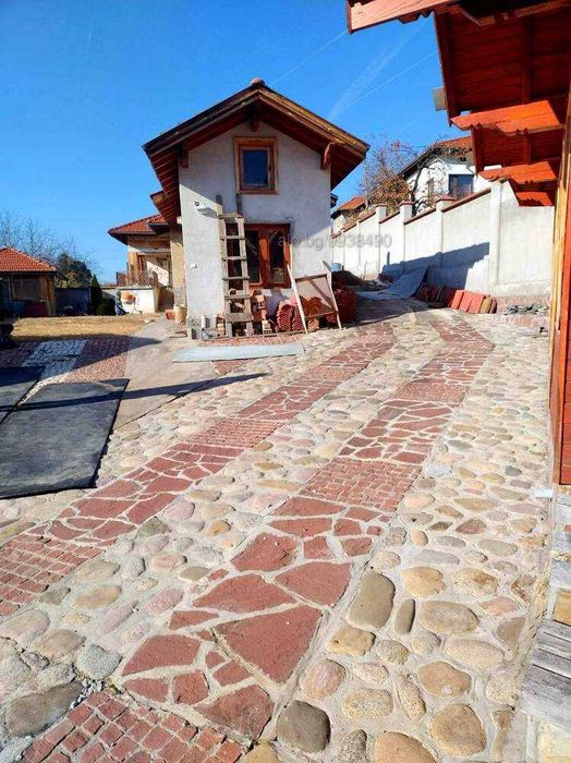 Продавам УПИ с  4 масивни къщи  и 3 постройки в с.Славщица до ЛОВЕЧ