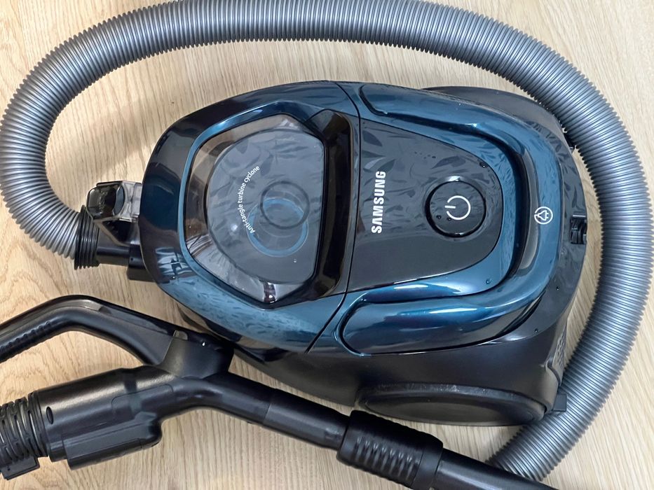 Пылесос, в рабочем состоянии