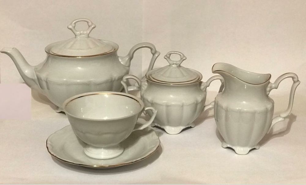 продается чайный сервиз на 12пер. произв. Польша..очень хороший фарфор