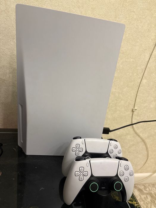 Продаётся игровая приставка PS5 в отличном состоянии 2 джойстика
