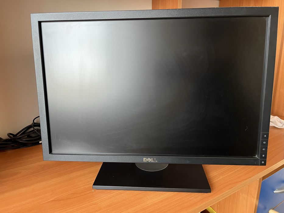 монитор Dell в хорошем состоянии.