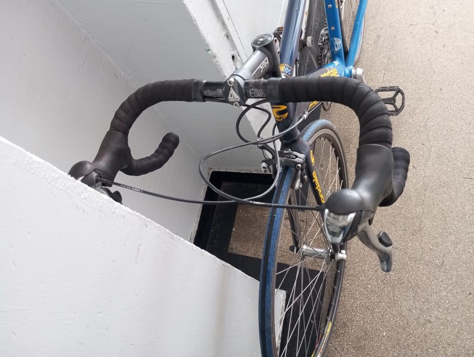 Vând cursiera cannondale