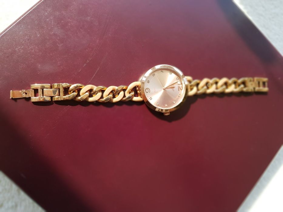 Продавам дамски часовник Loisir - сертификат и луксозна кутия.