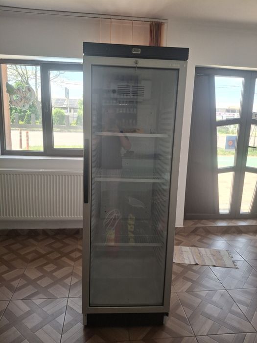 Vindem rafturi și vitrine pentru magazin