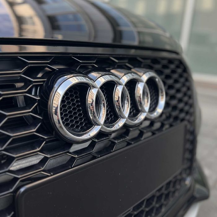 Suport Emblema Audi Grila Fagure RS + Emblemă Cromată