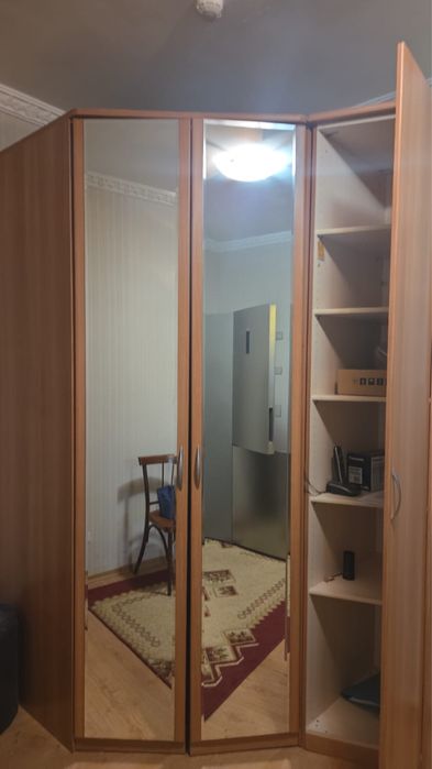 Срочно продаю шкаф угловой