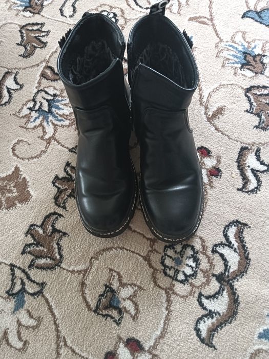 Отдам бесплатно обувь.