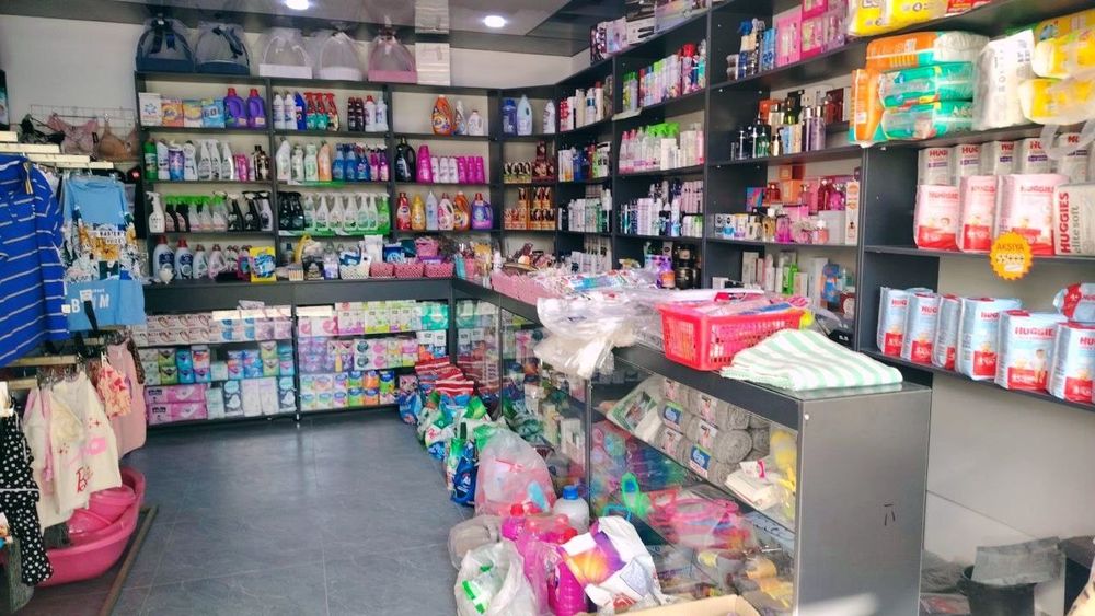 Магазин учун витрина ва полкалар.