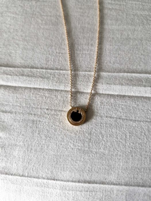 Diamond and Black Onyx Circle Pendant in Rose Gold, adică un pandantiv din colecția Tiffany T, cu aur roz, diamante și onix negru