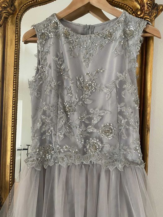 rochie lunga eleganta gri argintiu tulle corsaj brodat