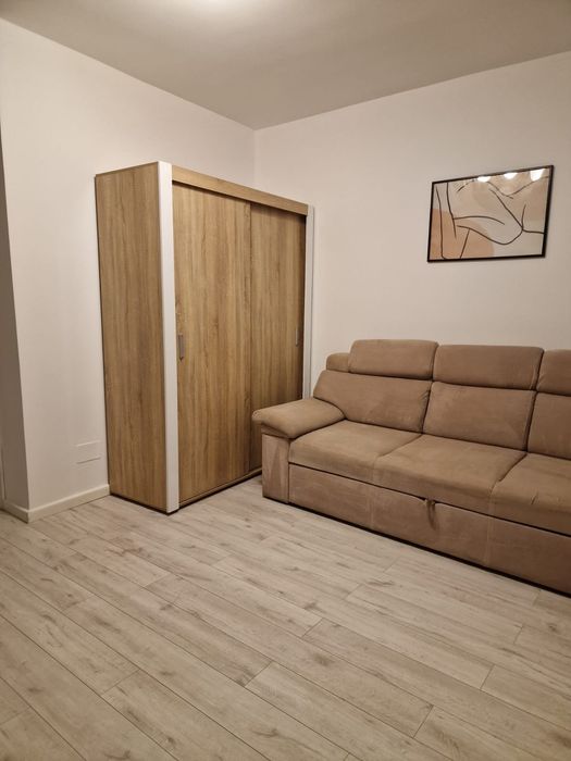 Închiriez garsoniera cu loc de parcare