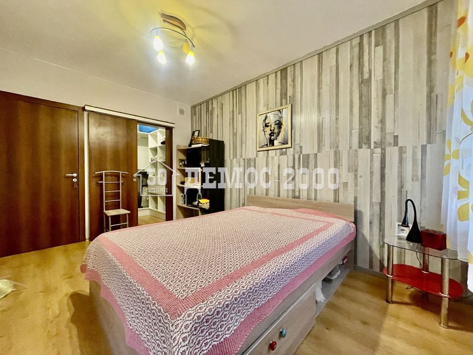 Напълно обзаведен тристаен апартамент с ПАРКОМЯСТО в района на ОКРБ