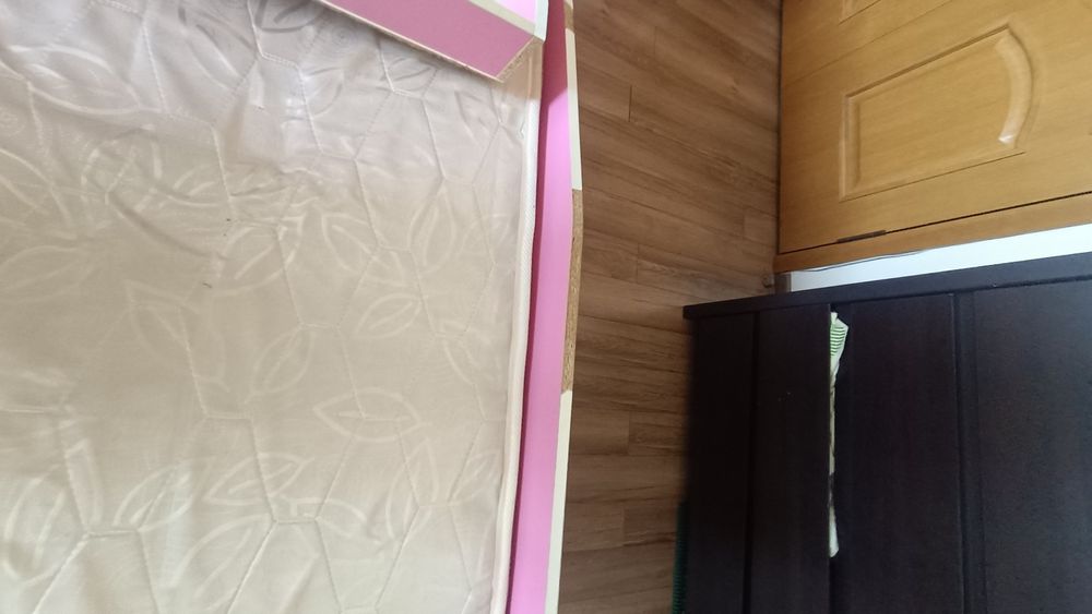 Кровать с матрасом отдам