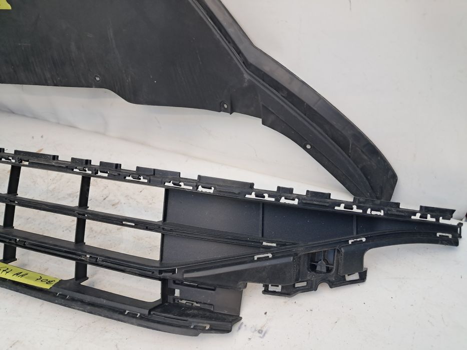Решетка в броня  лайсна под двигател броня  Vw Passat B8