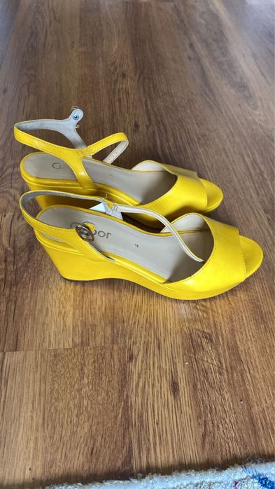 Продам босоножки