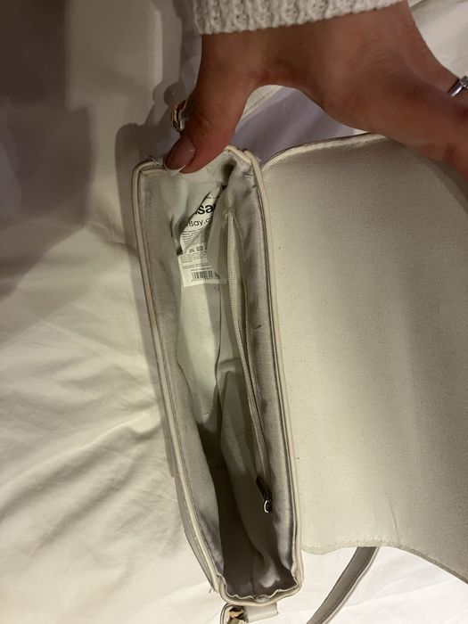 Бяла дамска чанта