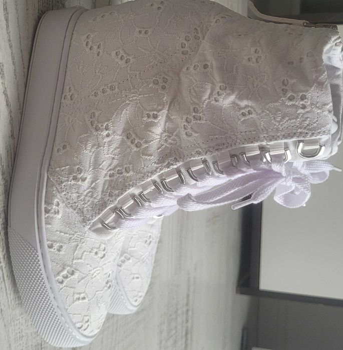 Incaltaminte dama Guess, tenesi suprainaltati la jumatate de pret