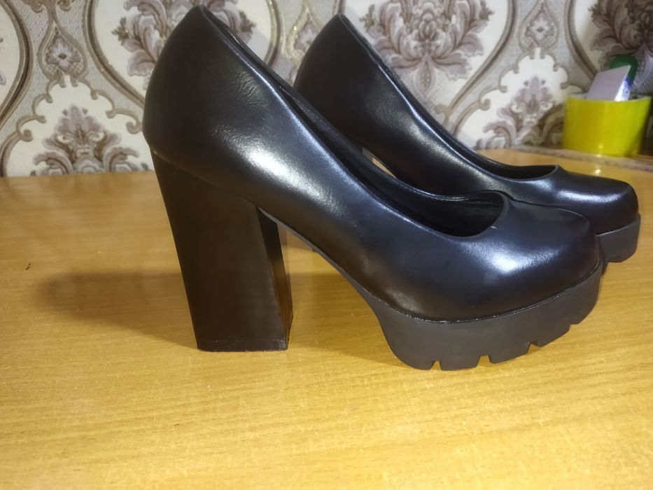 Продаю чёрные каблуки