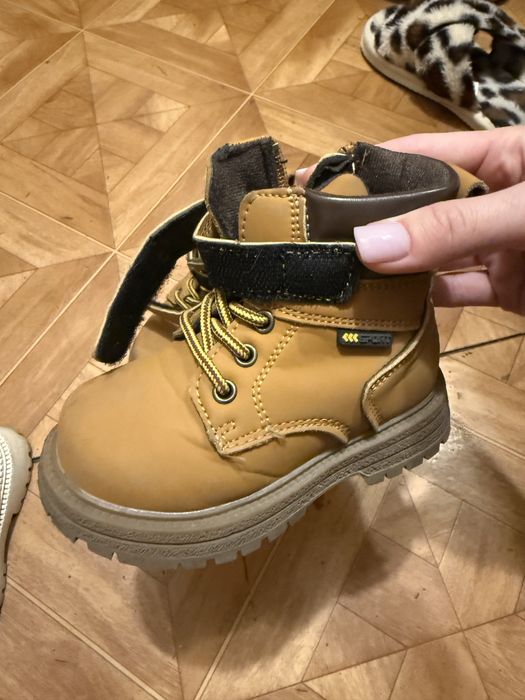 Продам детские ботинки