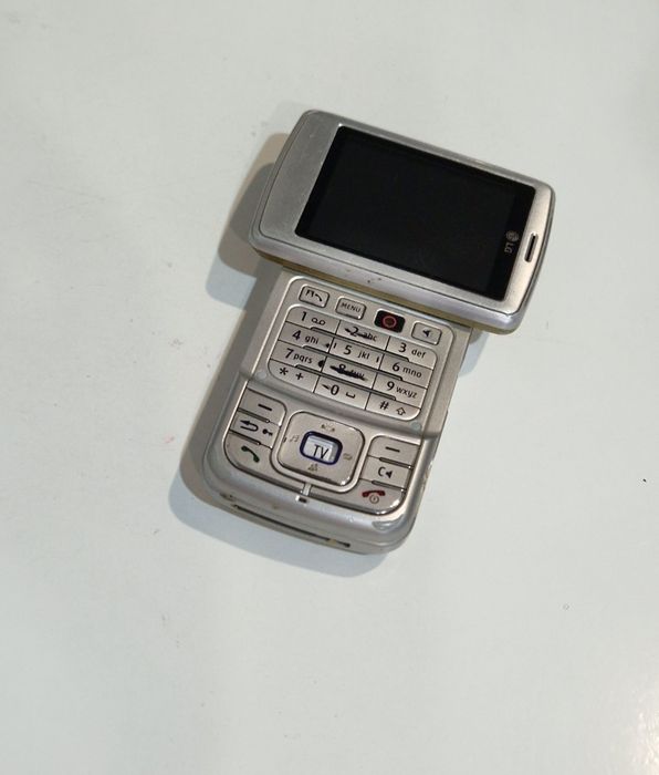 Telefon lg cu display rotativ