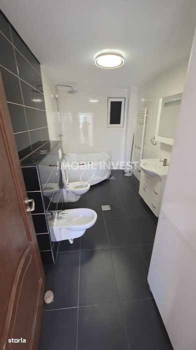Casa de inchiriat, zona Centru, 2 corpuri, 400 mp teren