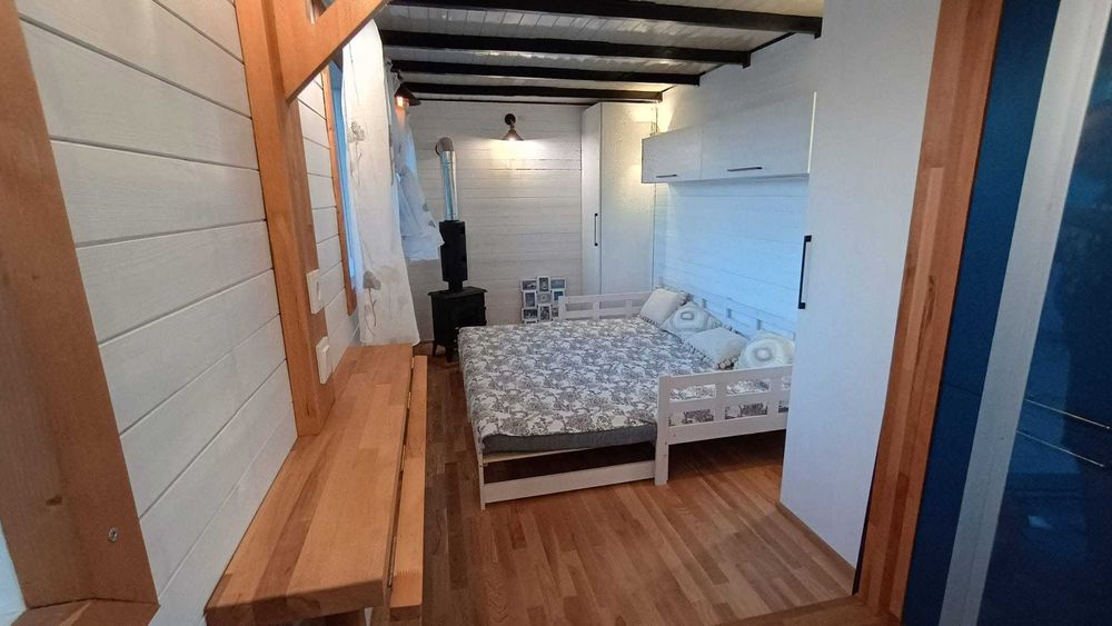 Tiny House - casuta pe roti, lemn masiv, construcție artizanală — 17 mp, complet mobilată, gata de iarnă.