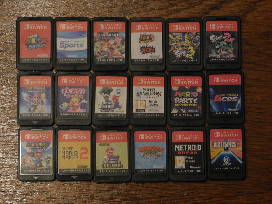 Consolă Nintendo Switch + 18 jocuri originale pe suport fizic (18 carduri) + accesorii complete