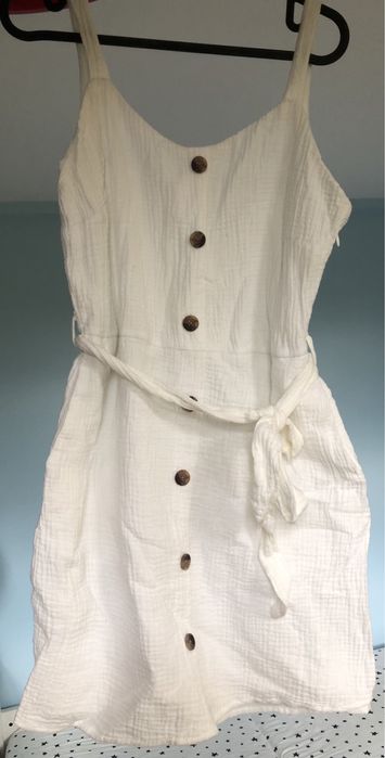 Къса бяла рокля с презрамки