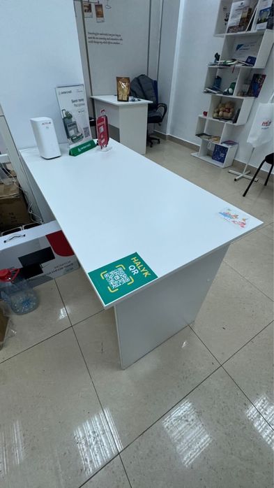 Столы офисные белые в идеальном состоянии