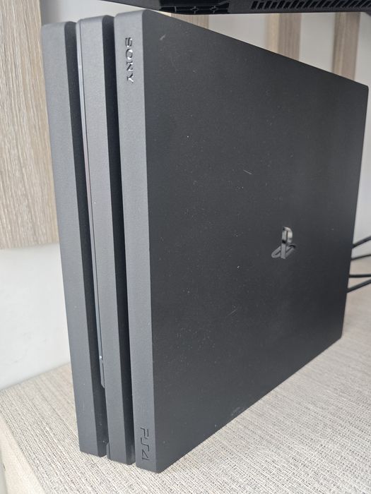 Sony PlayStation 4 PRO 1Tb (CUH-7116B) + 4 jocuri + 2 gamepad