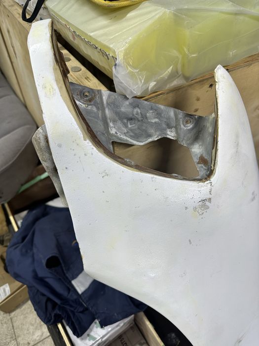 Переднее крыло w140