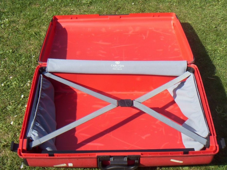 Valiza rosie Mos Craciun / plastic Carlton, Samsonite se muta pe Publi